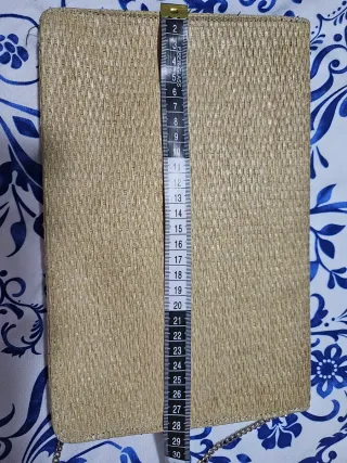 Bolso de mano y bandolera beige con cadena