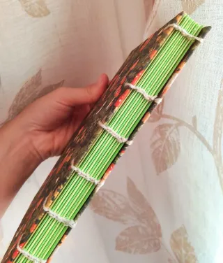 Quaderno fatto a mano con fogli colorati