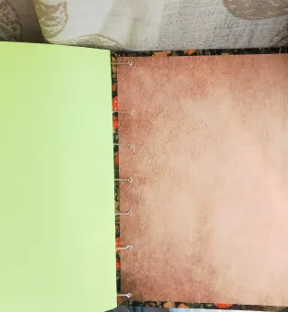 Quaderno fatto a mano con fogli colorati