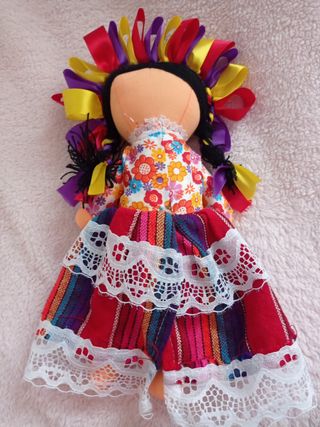 Bambola artigianale colorata