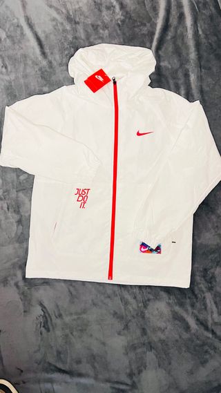 Chaqueta Nike Blanca con cremallera roja