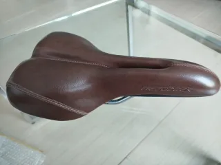 Sillín de bicicleta marrón