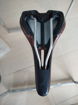 Sillín de bicicleta marrón