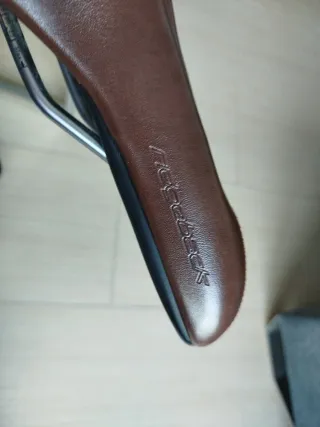 Sillín de bicicleta marrón