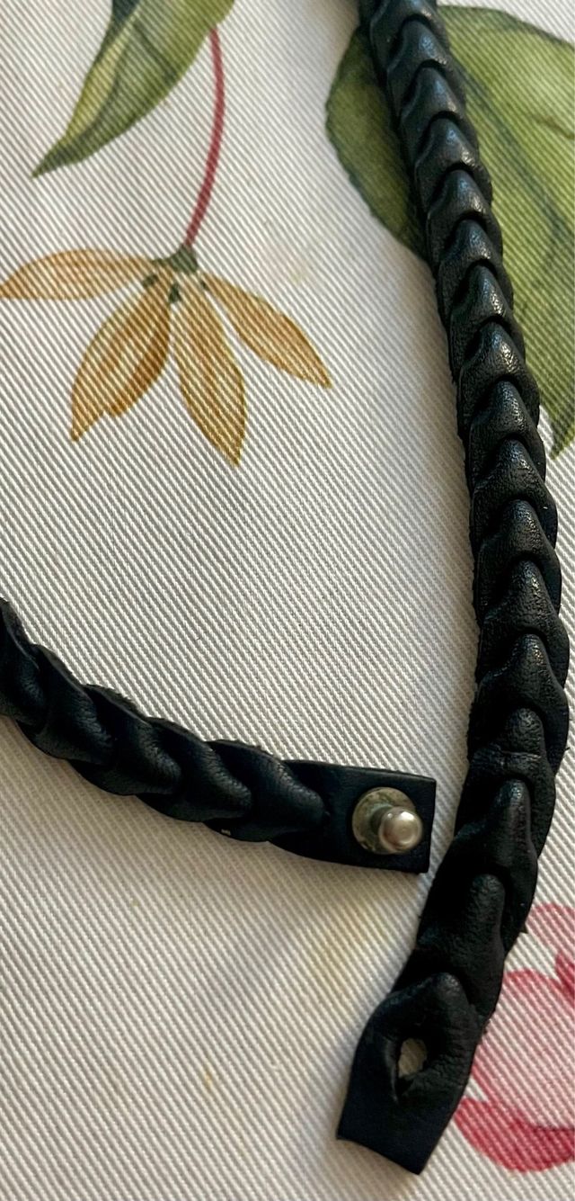 Collar de piel negra con concha natural