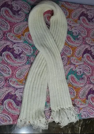 Bufanda de punto blanca con flecos