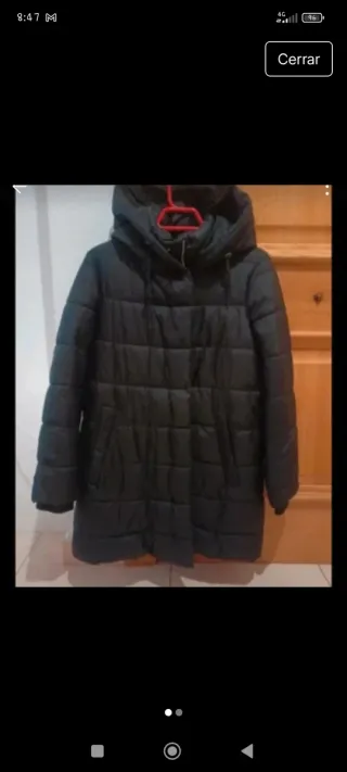 Abrigo acolchado negro tipo plumas