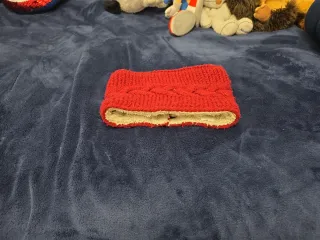 Bufanda tejida roja con botones