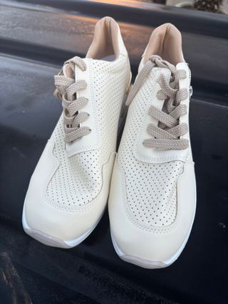 Zapatillas Beige y Doradas