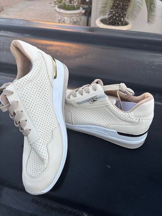 Zapatillas Beige y Doradas