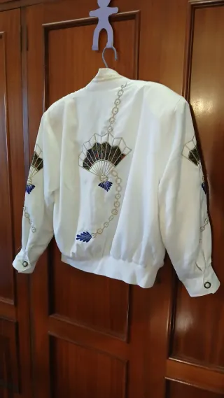 Cazadora bomber, Blanca con Bordados