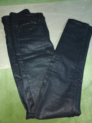 Pantalón negro con brillo