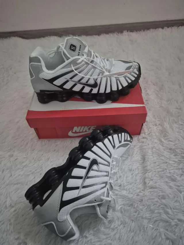 Nike Shox R4 Zapatillas Plata y Negro