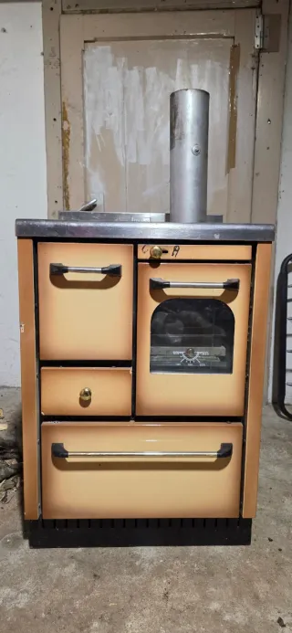 Stufa a legna beige e argento