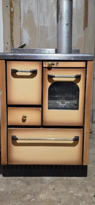 Stufa a legna beige e argento