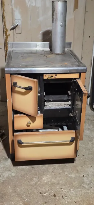 Stufa a legna beige e argento