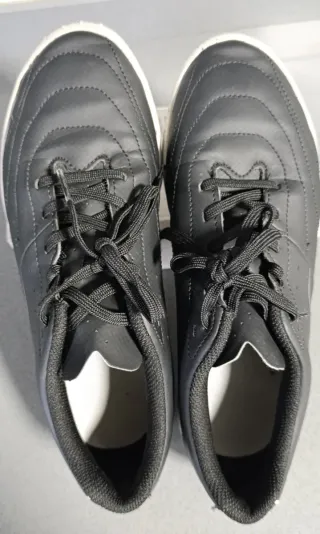 Zapatillas fútbol sala negras y blancas