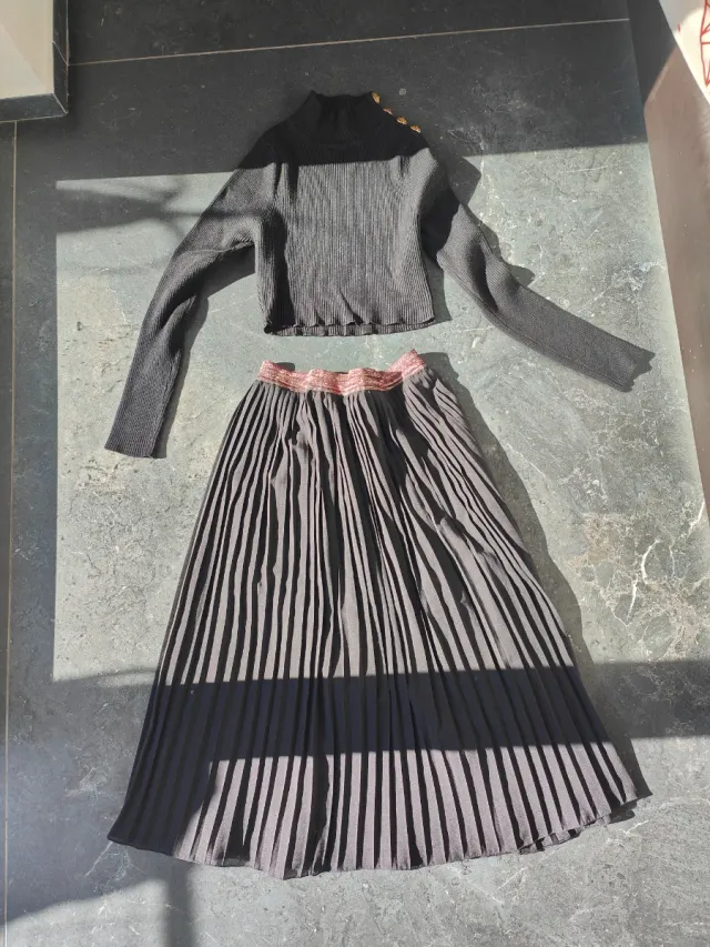 Completo gonna e maglione taglia M però veste s/m