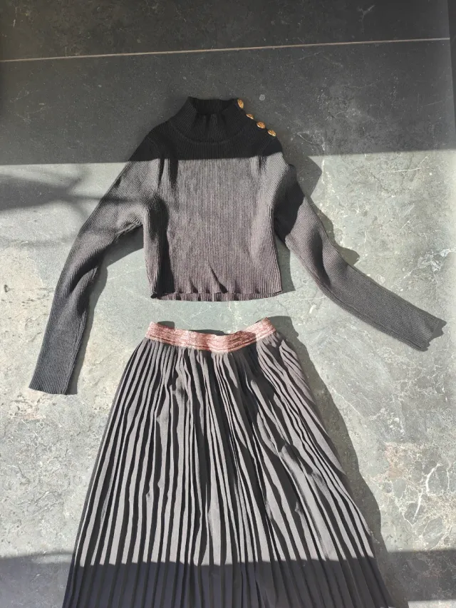 Completo gonna e maglione taglia M però veste s/m