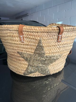 Cesta mimbre con estrella dorada