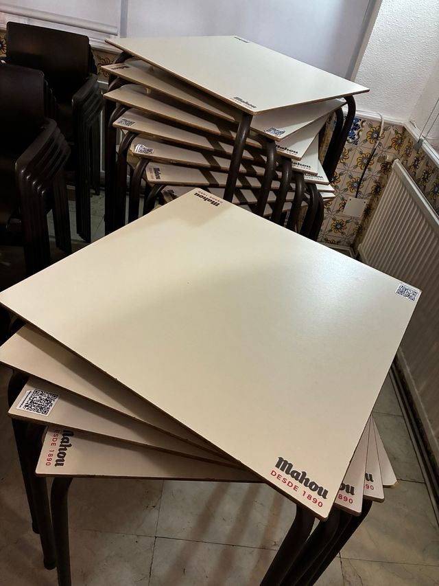 17 Mesas y 47 Sillas para Bar.