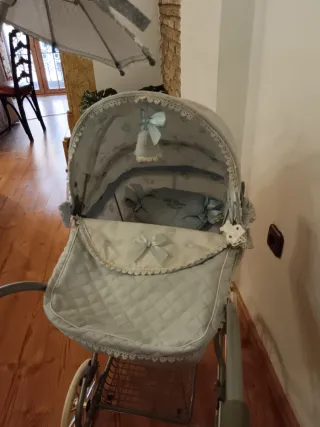 Carro de muñecas azul con capota y sombrilla