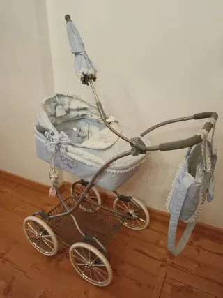 Carro de muñecas azul con capota y sombrilla