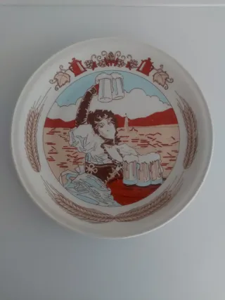 Piatto decorato con scena di festa