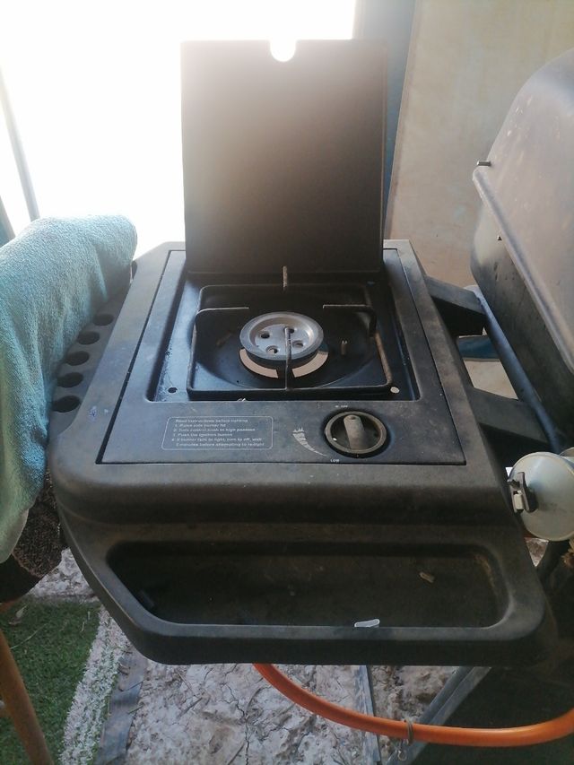 Barbacoa de gas negra y plateada