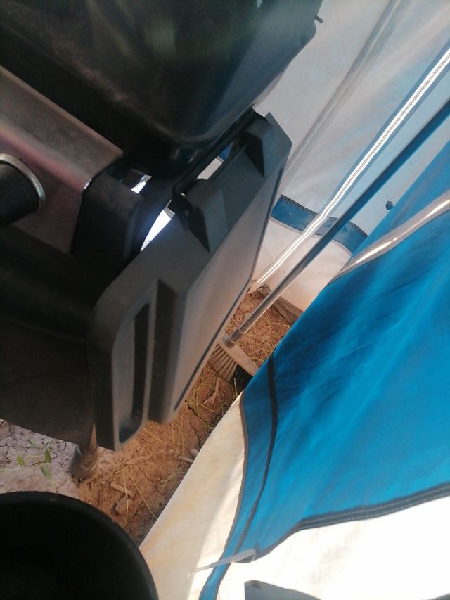 Barbacoa de gas negra y plateada