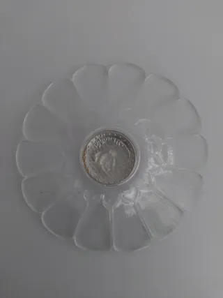 Piatto decorato in vetro con moneta