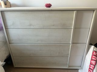 Cómoda de madera beige y blanca