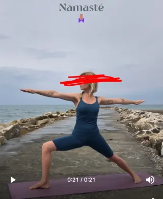 Mono de yoga azul