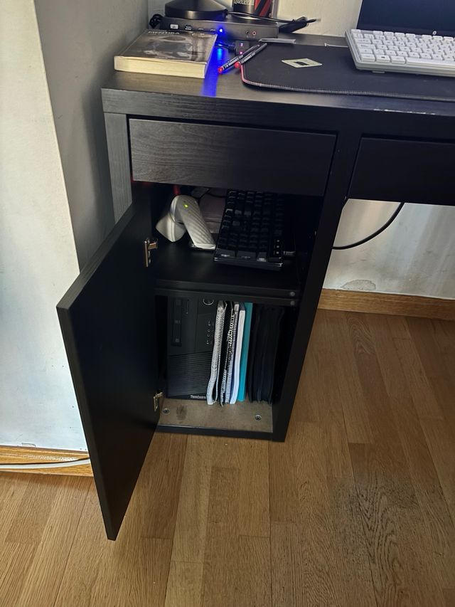 Escritorio negro y marrón