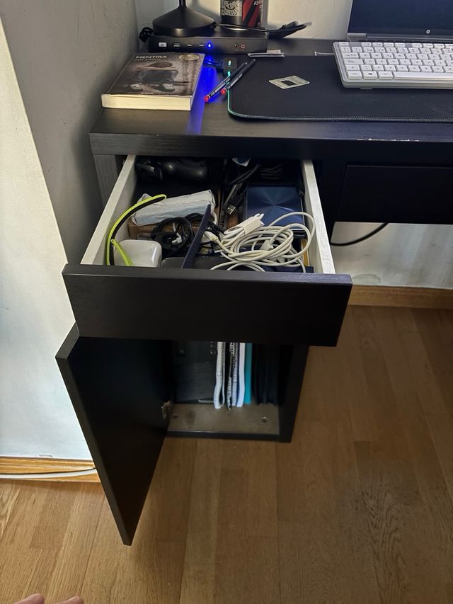 Escritorio negro y marrón