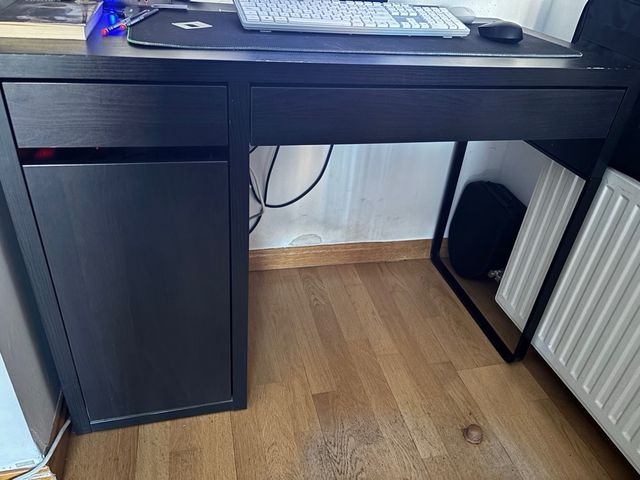 Escritorio negro y marrón