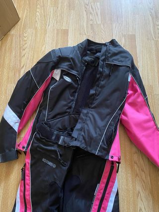 Mono de moto para chica negro y rosa