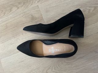 Zapatos de tacón de ante negro