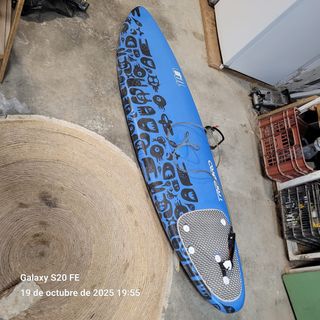Tabla de surf azul con diseño