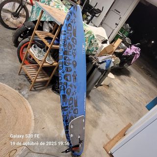 Tabla de surf azul con diseño