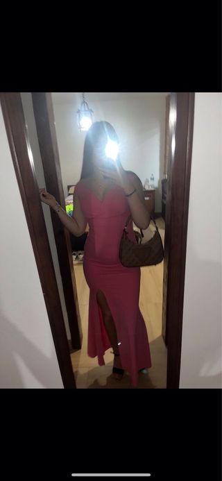 Vestido rosa elegante con abertura