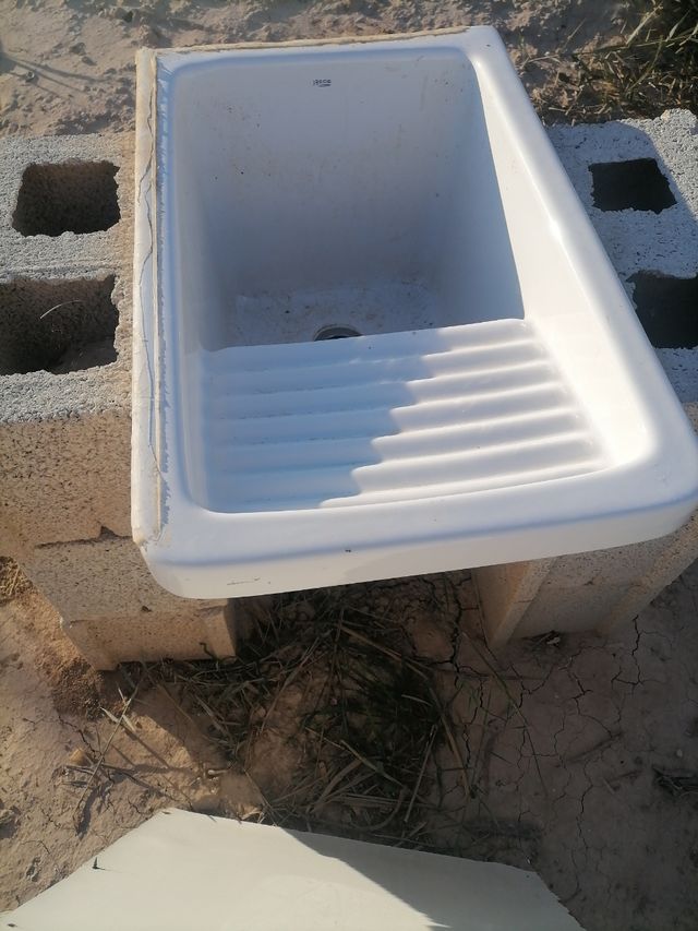 Pila de lavar blanca