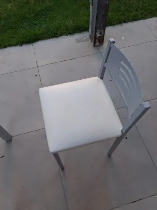 Mesa de cocina con 2 sillas