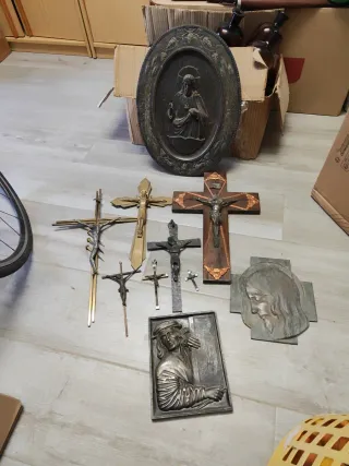 Lote de crucifijos y figuras religiosas
