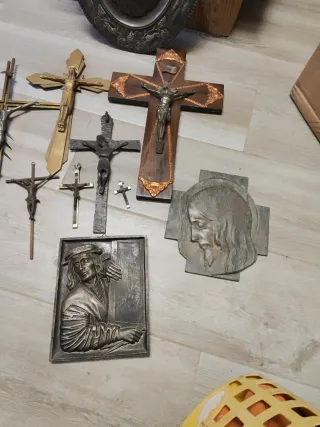 Lote de crucifijos y figuras religiosas
