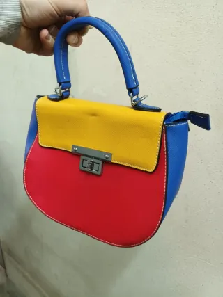 Bolso tricolor azul, rojo y amarillo