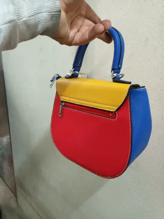 Bolso tricolor azul, rojo y amarillo