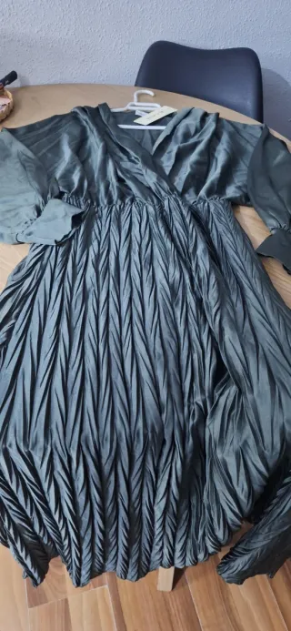 Vestido verde plisado