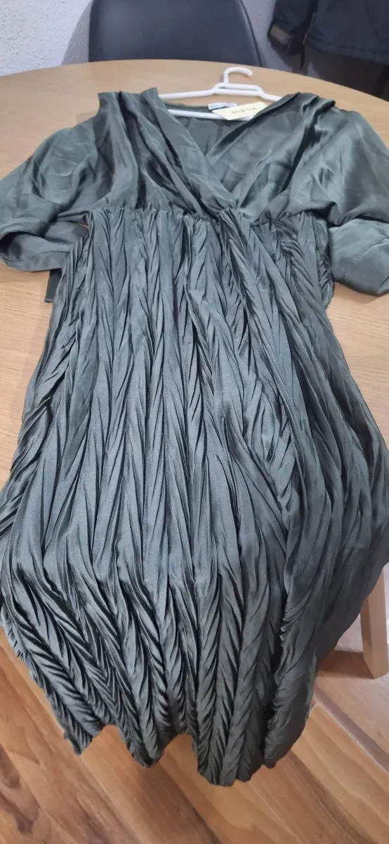 Vestido verde plisado