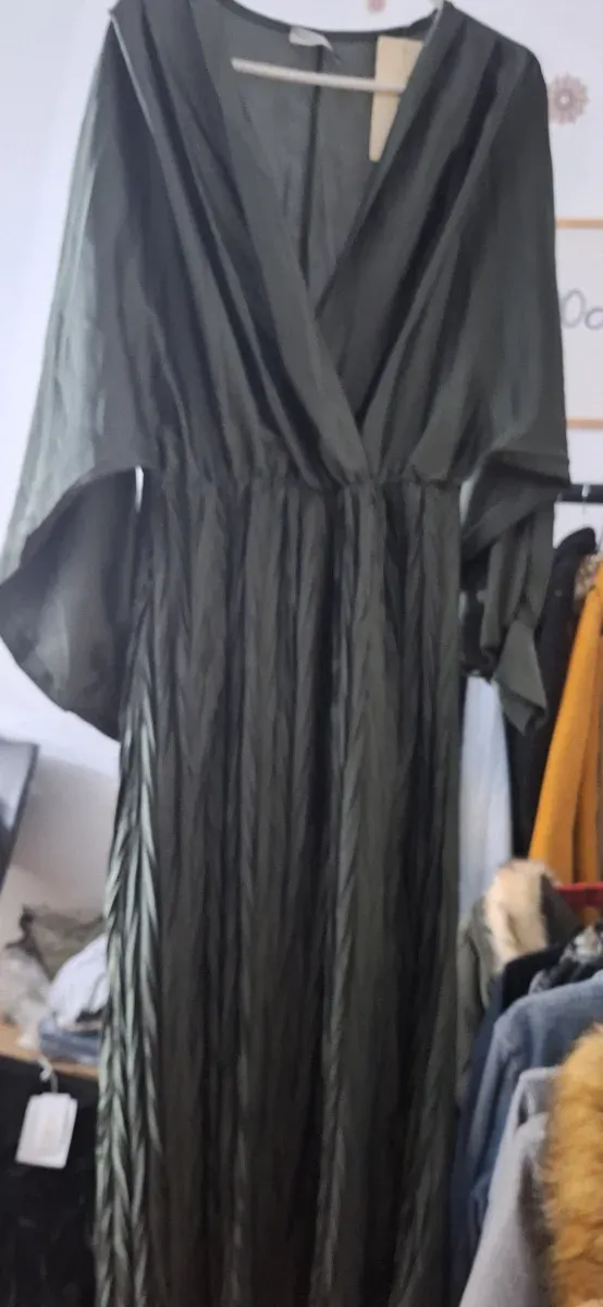 Vestido verde plisado